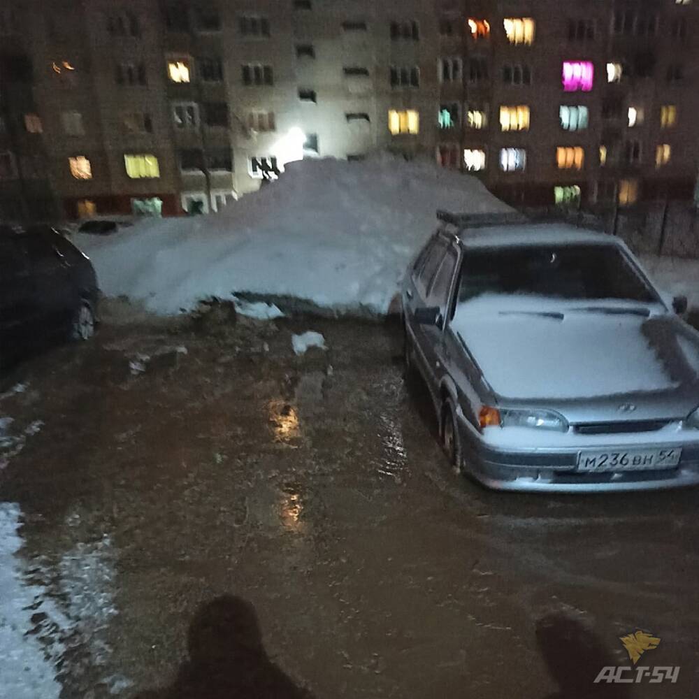 Новосибирск прорвало трубу. Новосибирск затопило. Прорыв трубопровода в Новосибирске. Порыв трубопровода на национальной улице в Новосибирске. Прорвало трубу в квартире фото реальные.