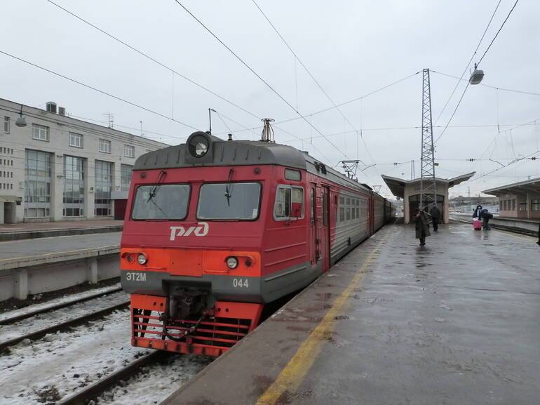 Электричка колпино. Поезд в городе. Октябрьской электрички. Фото поездов в Санкт Петербург. Электропоезд отправился из города.