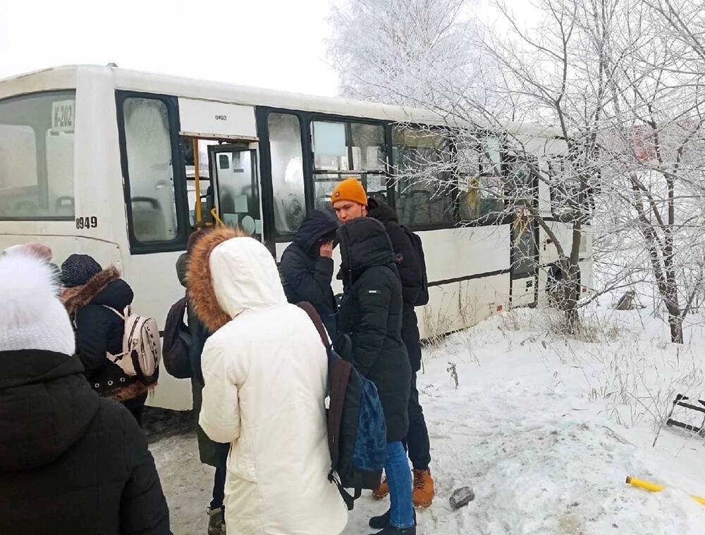 Новости спб последние свежие события. Люди в автобусе. Полный автобус людей. Много людей в автобусе.