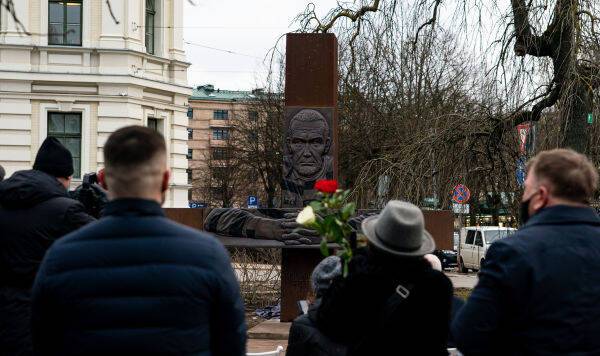 Последнее общества. Памятник Путину. Открытие памятника. Монументы для похорон. Могилы политиков.