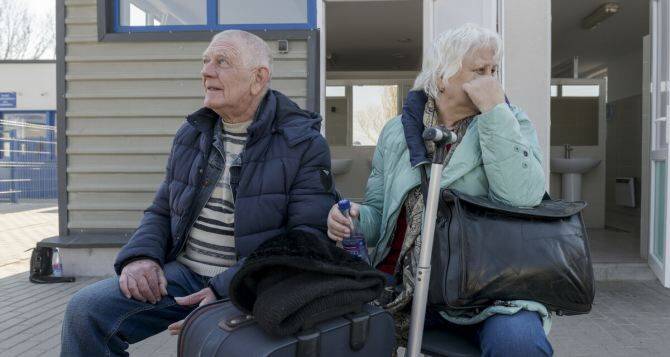 Новости для пенсионеров переселенцев. Пожилые люди беженцы. Жизнь на пенсии. Беженцы из Украины. Фотография обычного человека пенсионного человека.