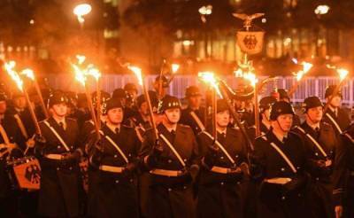 «Повторно травмируют мир»: немцы шокированы факельным шествием бундесвера у Рейхстага - obzor.lt - Германия - Берлин - Афганистан