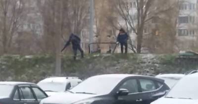Убирающие снег воздуходувами рабочие рассмешили россиян - moslenta.ru
