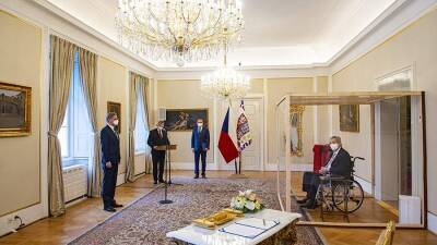 Милош Земан - На церемонии назначения нового премьера Чехии Земан сидел в стеклянном кубе - iz - Израиль - Чехия - Прага