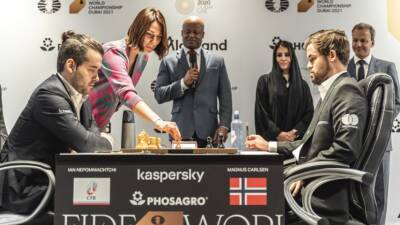 Ян Непомнящий - 33 хода: Карлсен и Непомнящий сыграли вничью в самой короткой партии матча за шахматную корону - russian