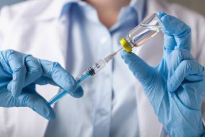 Чип не пролезет: врач-инфекционист развеял фейк о вакцинации от COVID-19 - enovosty.com