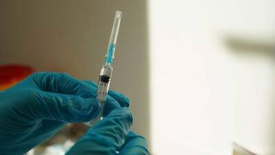 Владимир Гущин - В России допустили необходимость третьей дозы вакцины для некоторых граждан - iz - Россия - Израиль