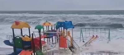 Шторм с огромными волнами обрушился на Одессу, в море оказалась детская площадка: кадры - politeka.net - Украина - Одесса - Одесса - Черное Море