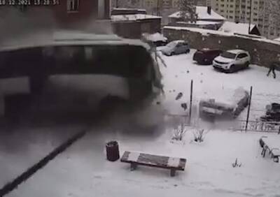 В Саратов «взбесившийся» автобус протаранил семь припаркованных машин - ya62.ru - Саратов - Жирновск