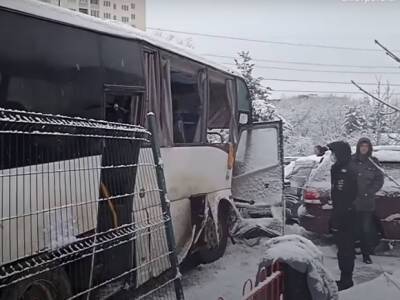 В Саратове автобус с отказавшими тормозами протаранил во дворе 7 машин, пострадали люди (видео) - rosbalt - Саратов - Жирновск