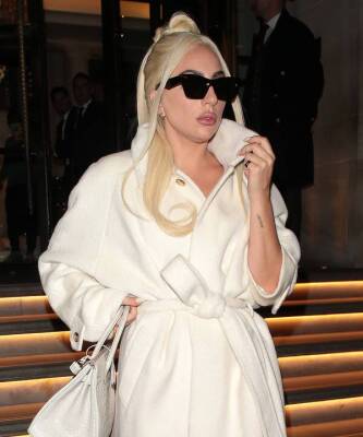 Jimmy Choo - Золотой век Голливуда: Леди Гага в белоснежном пальто Celine, с сумкой Hermes из кожи аллигатора и в туфлях Jimmy Choo - skuke.net