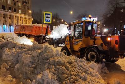 Более тысячи дворников вышли на борьбу со снегом в субботу в Петербурге - spb.mk.ru - Санкт-Петербург