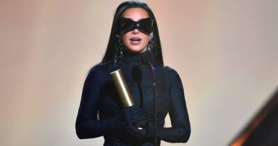 Ким Кардашьян - Ким Кардашьян в total-black получила награду "Икона моды" и упомянула бывшего - focus.ua - Украина