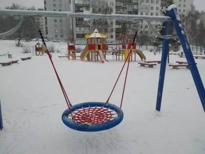 Новые качели установили на двух детских площадках Приокского района - vgoroden.ru - район Приокский - Благоустройство