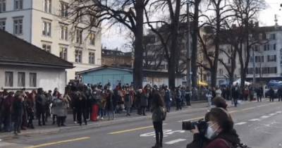 Нарушали карантин: в Цюрихе полиция разогнала женскую демонстрацию слезоточивым газом - dsnews.ua - Швейцария