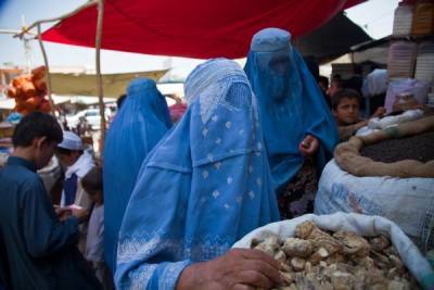 В Кабуле в десять раз подорожали бурки – женские покрывала, носить которые требуют талибы* - nakanune - Афганистан