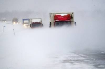 Более 20 большегрузов застряли на заснеженной дороге на Чукотке - interfax-russia.ru - Чукотка - Певек