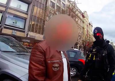 Водитель в Праге пытался дать взятку полицейским: видео - vinegret.cz - Чехия - Прага