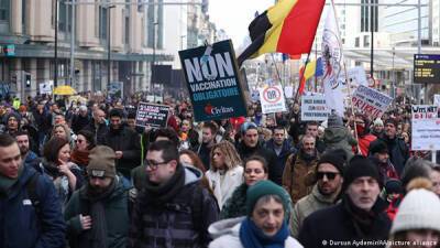 В Европе прошли многотысячные протесты против вакцинных пропусков - nakanune - Германия - Франция - Европа - Протесты