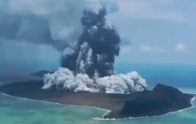 В Тихом океане извергается подводный вулкан, угрожающий цунами Курилам, Японии и США - ivbg.ru - США - Украина - Австралия - Япония - Новая Зеландия - Тонга