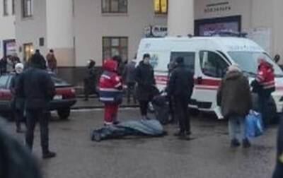 Возле метро в Киеве нашли окровавленный труп - korrespondent - Украина - Киев - Кременчуг - Киев