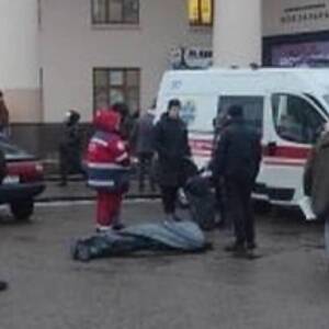 В Киеве возле метро нашли окровавленный труп. Фото - reporter-ua.com - Украина - Киев - Киев