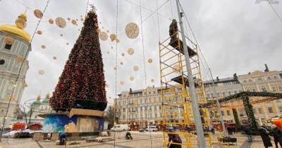 Разбирать будут до конца недели: в Киеве начали демонтаж главной елки Украины (фото, видео) - focus.ua - Украина - Киев - Киев