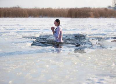 Богоугодно ли нырять в прорубь на Крещение: мнение церкви - vchaspik.ua - Украина