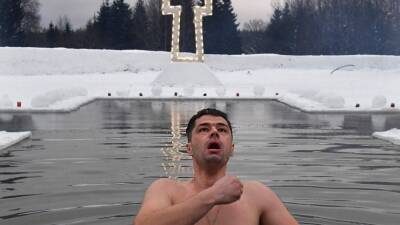 Александр Суворов - Можно ли заразиться COVID-19 во время крещенских купаний - 5-tv.ru - Россия