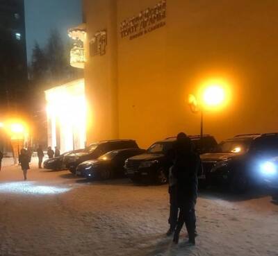 Театралы устроили стихийную парковку на клумбах у драмтеатра в Сыктывкаре - komiinform.ru - Сыктывкар
