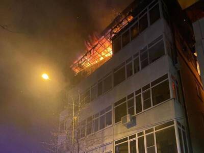 Пламя едва не уничтожило многоэтажку в Сочи — пожарных упрекнули в отсутствии воды - bloknot.ru - Россия - Сочи - Краснодарский край - Сочи