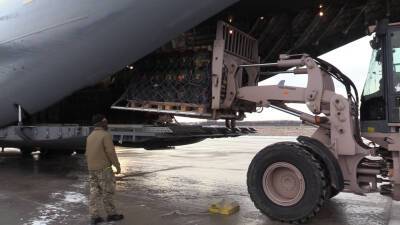 Военная помощь Украине от Великобритании: в Минобороны показали, что внутри самолета