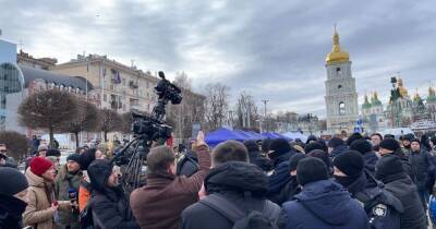 Петр Порошенко - Столкновения силовиков с активистами под Печерским судом: полиция пыталась отобрать бочки для чая - prm.ua - Украина - Киев