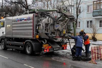 «Горводоканал» продолжает чистить коллектор на улице Киселёва в Пскове - mk-pskov.ru - Псков