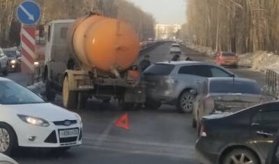 Грузовик МАЗ и Мазда заблокировали трассу около больницы Нефтяников в Тюмени - nashgorod.ru - Тюмень
