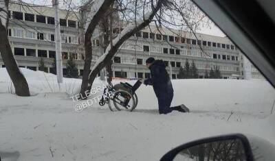 В Уфе инвалид на коленях с коляской в руках добирался по снежным завалам - mkset.ru - Уфа