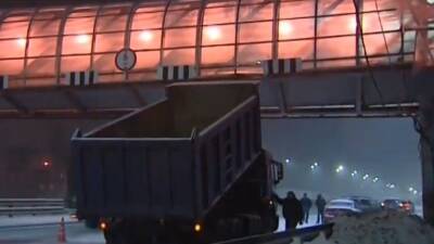 Грузовик с поднятым кузовом снес пешеходный мост в Подмосковье - 5-tv.ru - Московская обл.