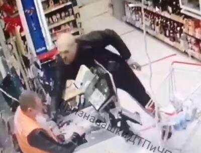 Видео: покупатель отправил банку сметаны в голову сотрудника магазина из-за просьбы надеть маску - ivbg.ru - Украина - Санкт-Петербург - Петербург - Видео