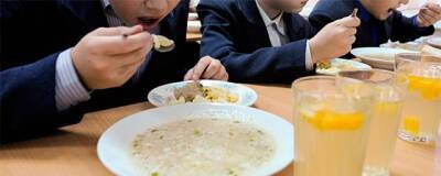 В Дзержинске повар школьной столовой накладывал детям еду руками - runews24.ru - Дзержинск