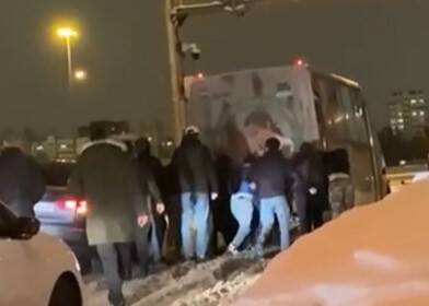 Видео: в Мурино неравнодушные помогли вытащить застрявшую посреди трассы маршрутку - ivbg.ru - Украина - Мурино - Ленобласть - Видео