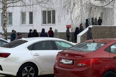 В Уфе возле поликлиник возникли огромные очереди до улицы - ufacitynews.ru - Башкирия - Уфа