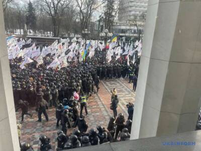 Протестующие ФОПы прорвали полицейский кордон под Радой (ФОТО) - lenta.ua - Украина - Протесты