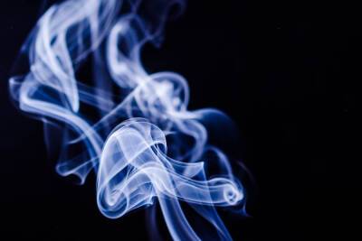 Ученые обнаружили способность Омикрона передаваться через сигаретный дым - mk.ru