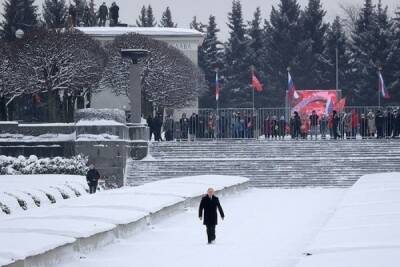 Владимир Путин - Дмитрий Песков - Старикам пришлось из-за забора смотреть, как Путин возлагает цветы на Пискаревском кладбище - nakanune