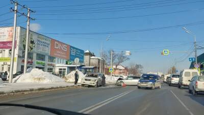Столкновение двух авто перед "Кораллом" в Южно-Сахалинске спровоцировало пробку - sakhalin.info - Южно-Сахалинск