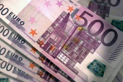 Официальный курс евро за день снизился на 1,82 рубля - mk.ru - Россия
