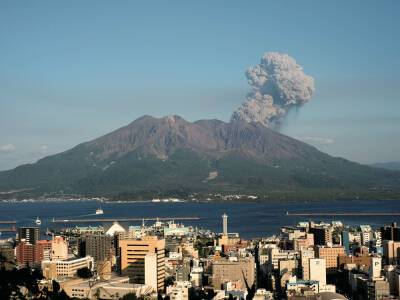 В Японии произошло извержение одного из наиболее активных вулканов мира (видео) - vchaspik.ua - Украина - Япония
