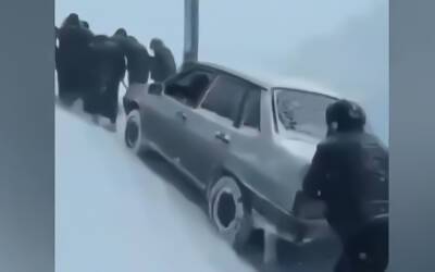 Женщины затащили в гору застрявшую в снегу машину - zr.ru - респ. Дагестан - район Цунтинский