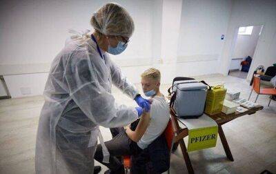 МОЗ разрешил подросткам бустерную прививку от COVID-19 - koronavirus.center - Украина