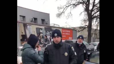 В Одессе полицейские силой затолкали школьницу в авто: появилось видео - politeka.net - Украина - Одесса - Львовская обл.